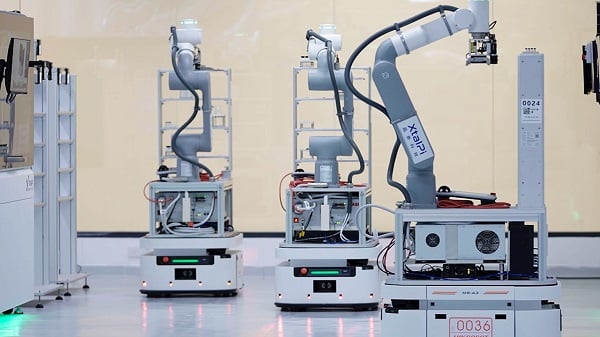 Cobots on a mobile platform require much attention to safety and programming, but are very flexible