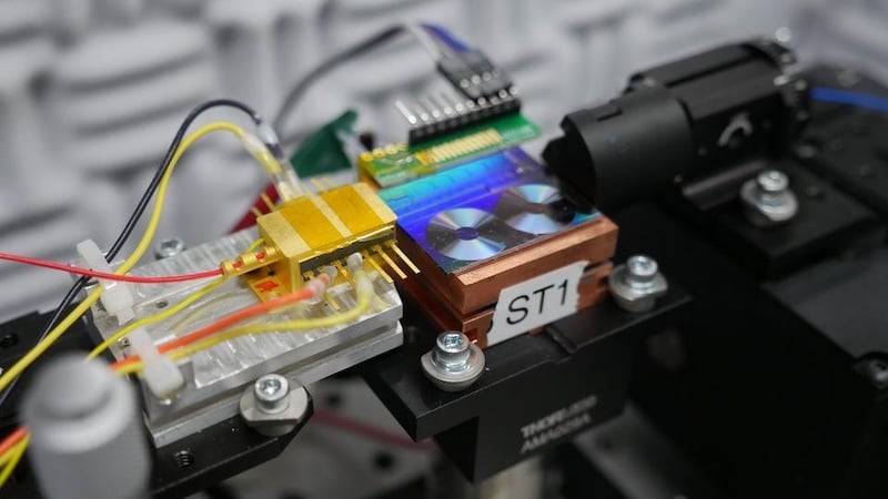 Microwave-photonic oscillator